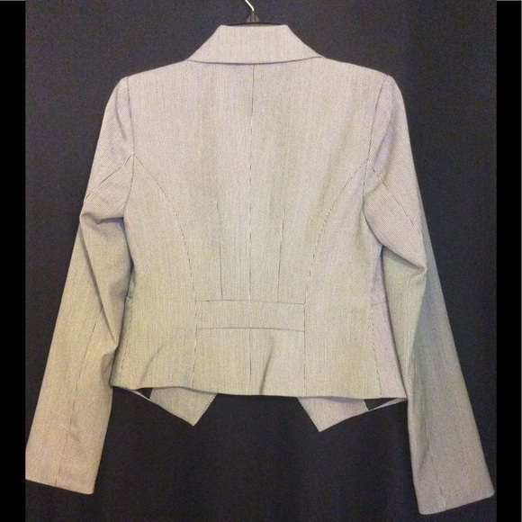 Amanda & Chelsea Cropped Blazer - Picture 4 of 4